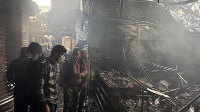 شارەوانى سلێمانى بۆ پەیامنێران و کاسبکاران: دورکەونەوە لە بازاڕى دارەسووتاوەکە