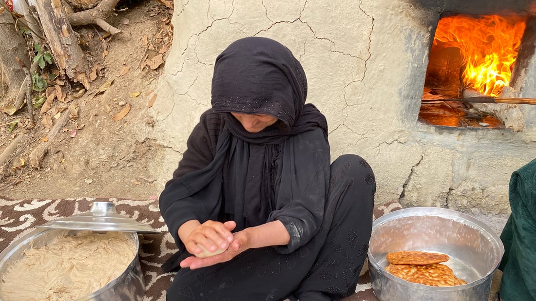 پێش ئەوەی بچنەوە شار ئەستورک دەکەن بە خێر و بەسەر گوند دا دابەشی دەکەن