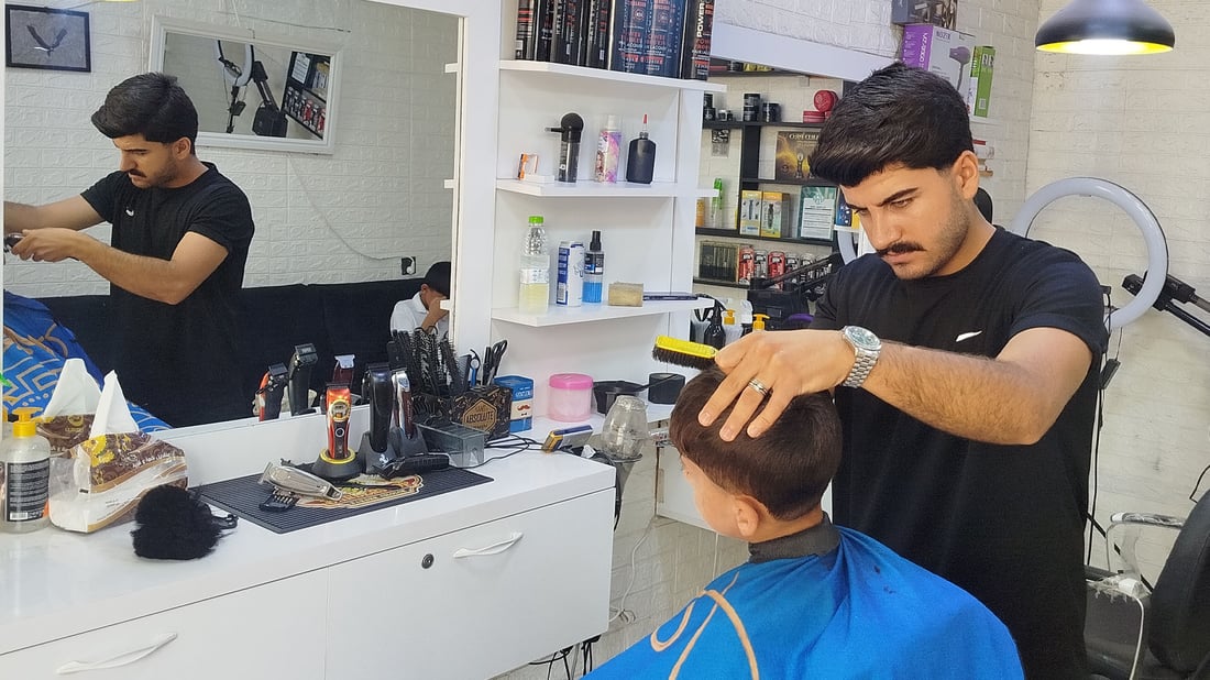 بە دەرفەتیان زانیوە و قژ چاکردنیان کردووە بە خۆڕایی