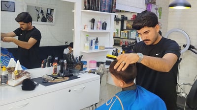بە دەرفەتیان زانیوە و قژ چاکردنیان کردووە بە خۆڕایی