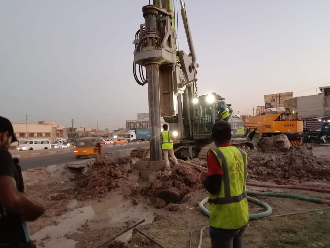 الجهد الحكومي يعود إلى مجسر الفضيلية بعد فض الاشتباك مع الماء والكهرباء (فيديو)