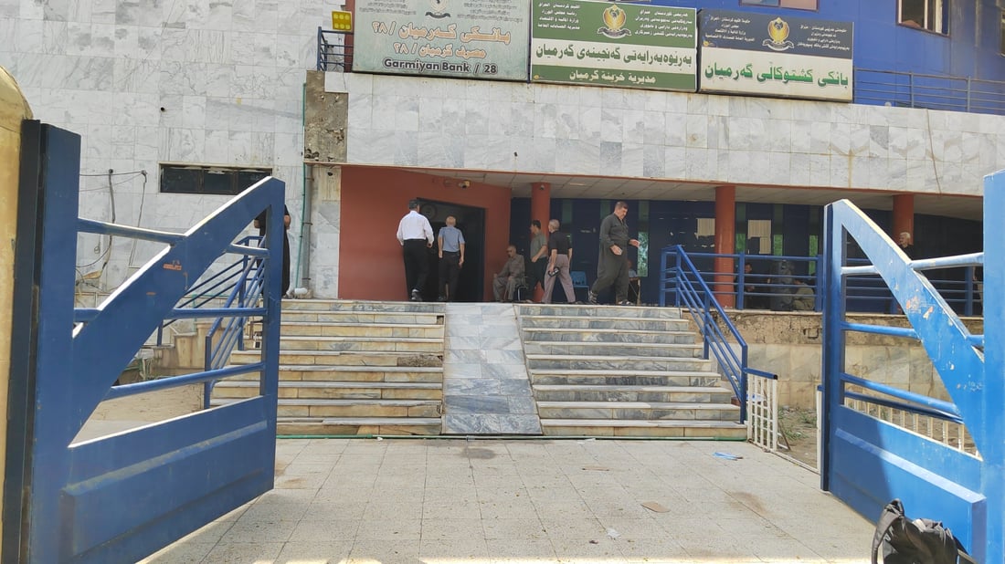 ازدحام في مصارف كردستان مع بدء صرف الوجبة الأولى من رواتب شهر أيار