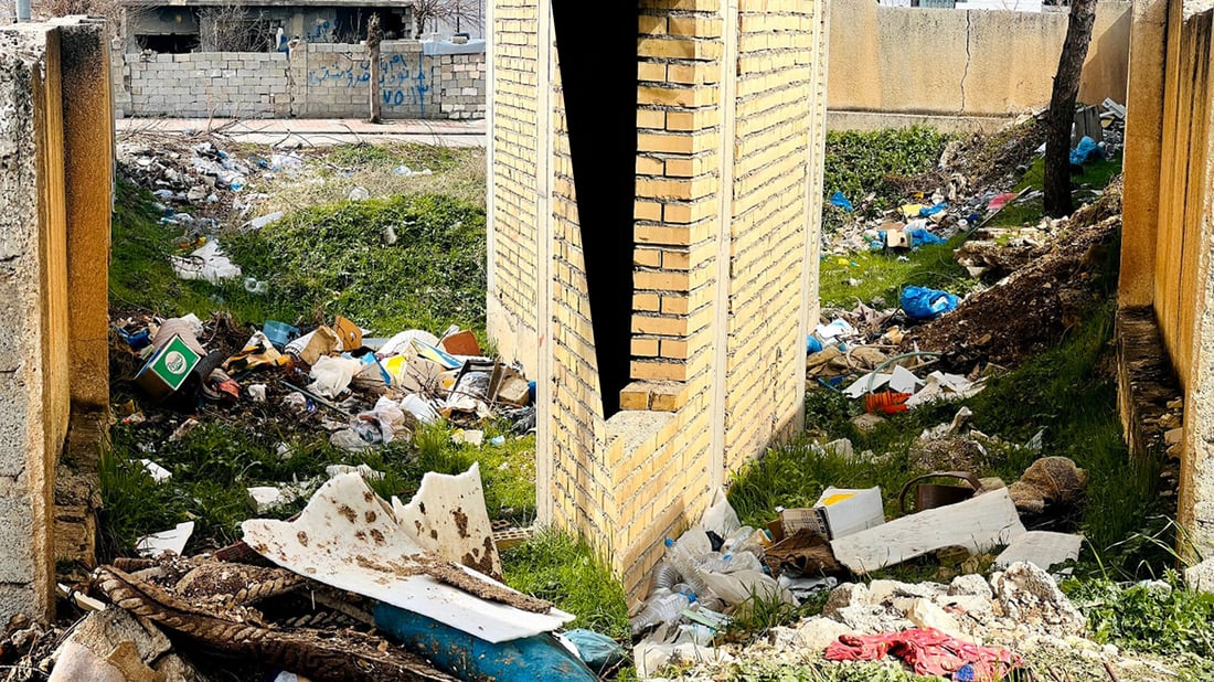 به‌شێك‌ له‌ هاوڵاتیان خۆڵ و خاشاك فڕێده‌ده‌نه‌ ناو بیناى قوتابخانه‌یه‌ك