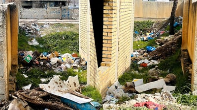 به‌شێك‌ له‌ هاوڵاتیان خۆڵ و خاشاك فڕێده‌ده‌نه‌ ناو بیناى قوتابخانه‌یه‌ك