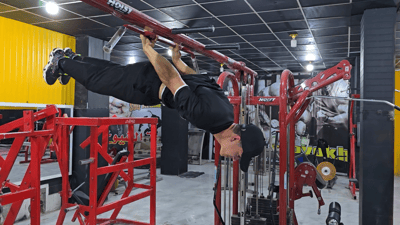 3 أبطال في سوق الشيوخ يلعبون رياضة “مدفونة”.. شاهدوا الفيديو