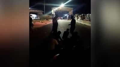 “الدوارة” يفترشون الأرض ويغلقون طريق أربيل موصل احتجاجاً على السونار