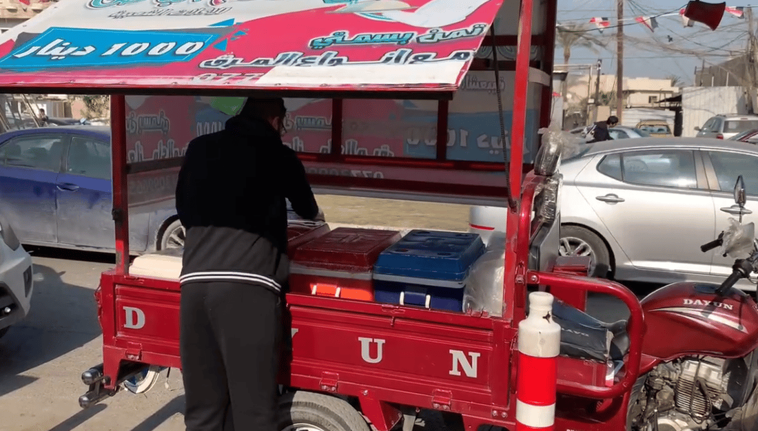 “تمن ومرق ودجاج” بـ 2000 دينار.. 10 عربات تشبع الجائعين في المنصور واليرموك (صور)