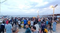 رغم المطر وموج البحر العالي.. القوارب تعود بصيد وفير إل