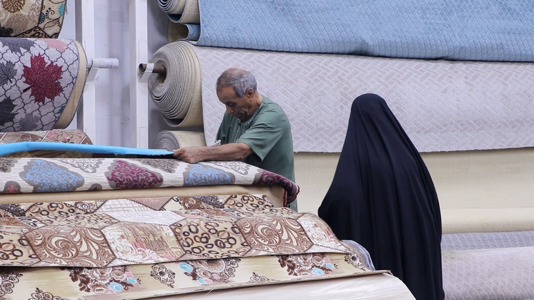 10 موديلات هذا العام والبيع بـ “الشانة”.. صور من سوق المفروشات في الكوت