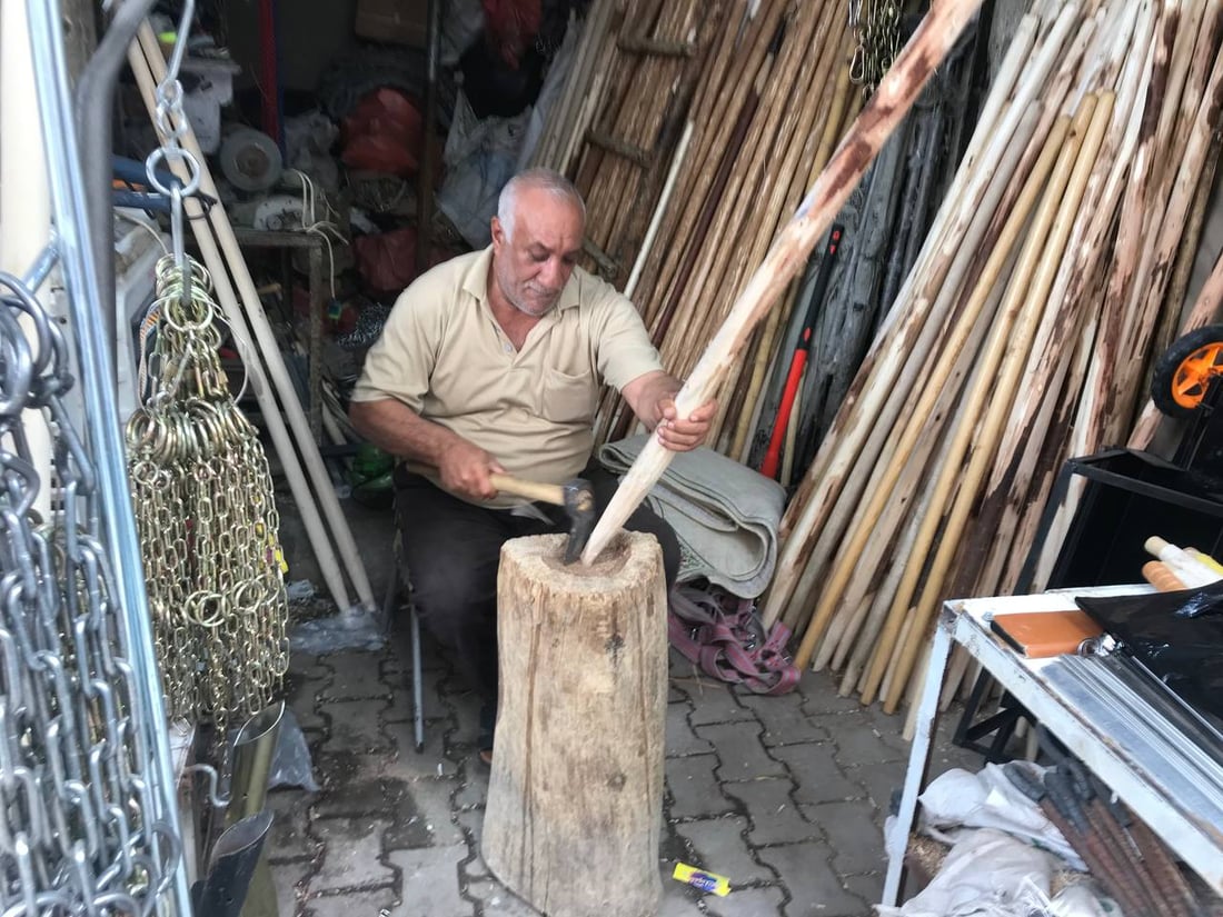 صور برائحة صفصاف الصويرة.. جعفر النجار يعرض صنائع يديه ويباهي بـ 100 عام مع الخشب