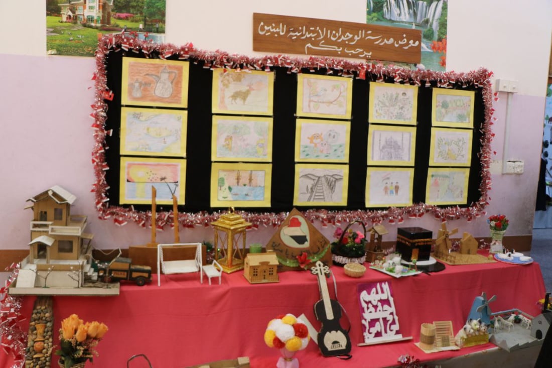 لوحات غاية في الجمال.. طالبات حديثة يرسمن النواعير وجسر حجلان خلال معرض سنوي