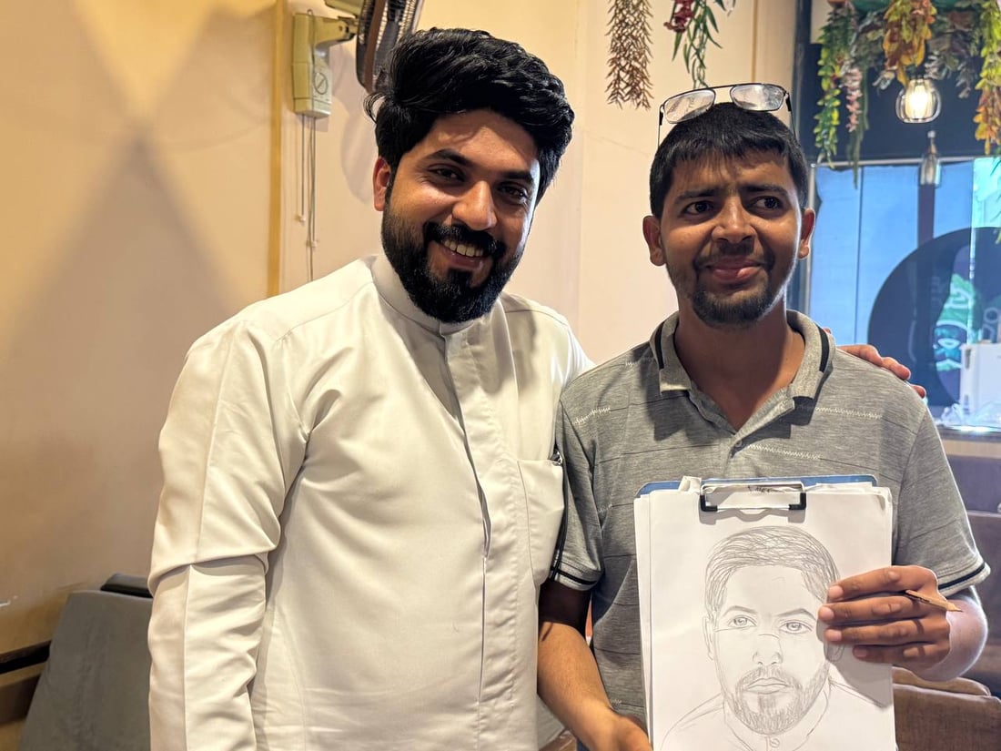 بصراوي يجوب المقاهي بحثاً عن وجوه يرسمها.. حسين يحب فائق حسن ويحلم برابعة العدوية