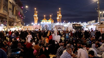 “تفضل يا زاير”.. مأدبة إفطار جماعية توديعاً لرمضان في الكاظمية (فيديو)