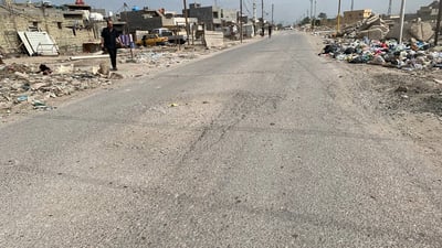 صور من هور رجب: شارع خط النفط مبلّط.. لكنه ضيق ومتخسف بسبب الشاحنات
