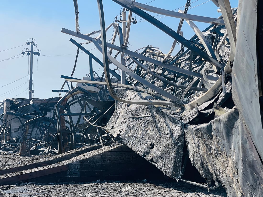 الإطفاء تخمد حريق أربيل الضخم.. شاهد لحظة الانفجار والسيارات المتفحمة