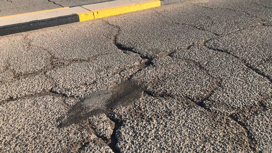 “الطسات” تملأ مجسر السفارات إلى العامرية.. بلا تأهيل منذ عقود ووعد من الأمانة (صور)