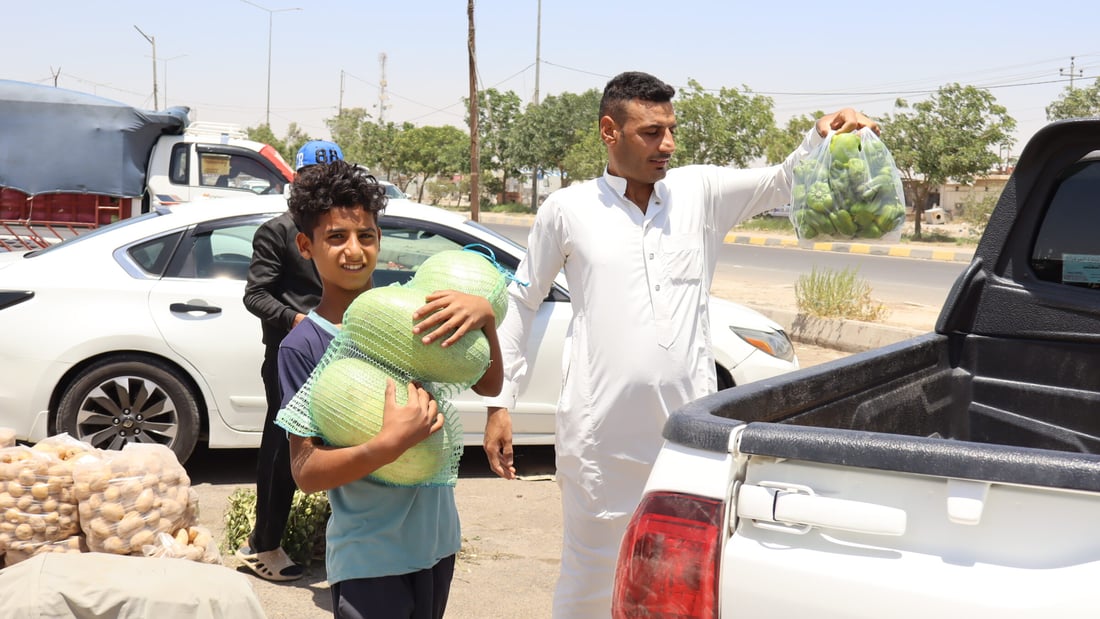 طفل بعمر 14 يعيل عائلته ويكافح في الدجيل لتأمين علاج لشقيقته المريضة (صور)