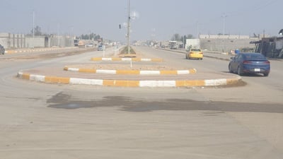 السيارات تصدم فلكة الوركاء بلا توقف.. والحكومة تدافع عن المشروع (صور)
