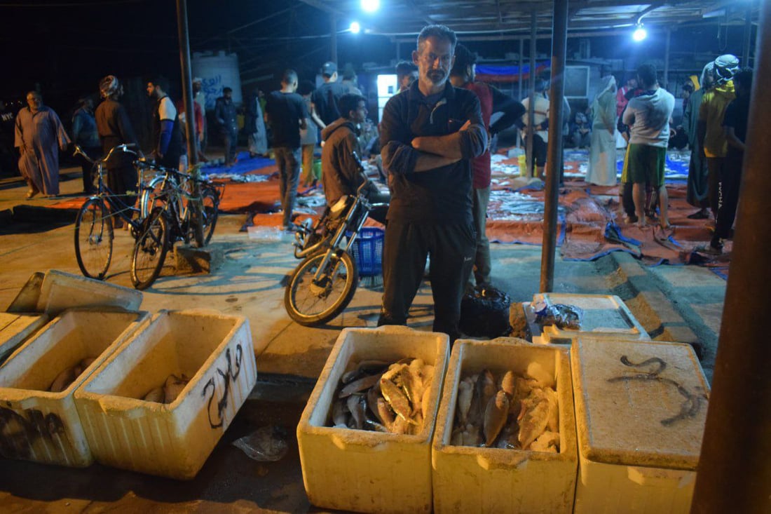 صور: رحلة صيد استمرت 5 أيام في عرض البحر تملأ مزاد النقعة بالأسماك