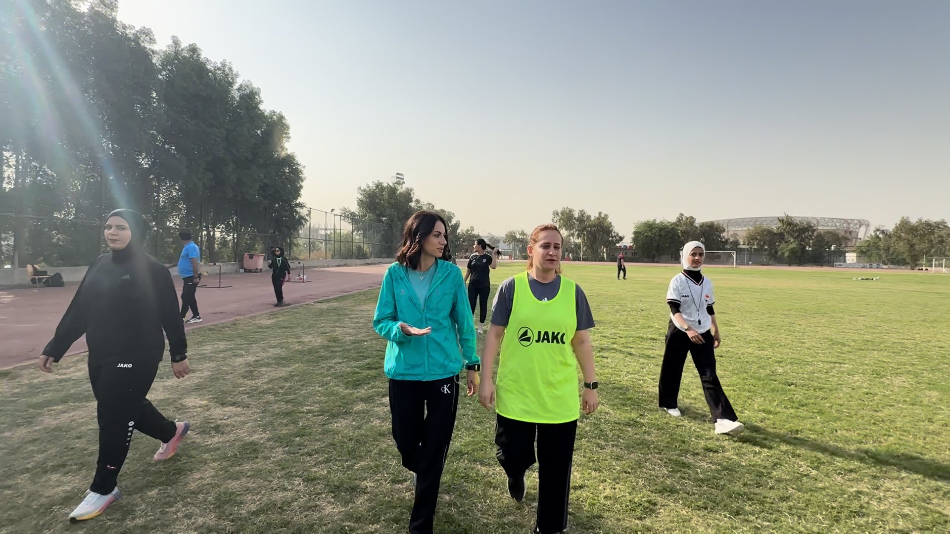 20 فتاة عراقية يتعلمن قوانين الصافرة.. طموحهن إدارة المباريات الدولية
