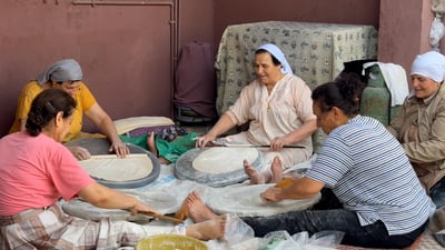 خبز الشتاء العراقي “لخما رقيقا”.. تصنعه 5 سيدات رائعات في أقصى البلاد
