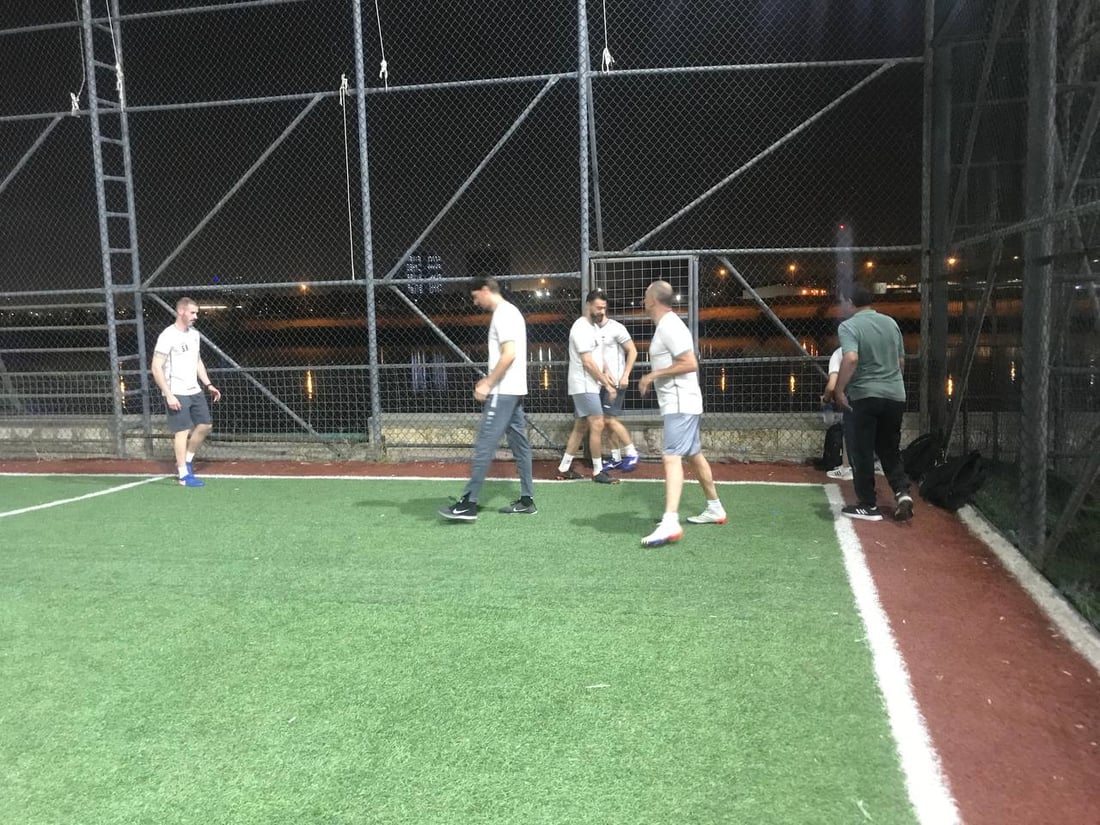 المدرب “كاساس” في زيارة مفاجئة إلى ملعب الشيخ عارف البصري.. وجمهور الكرادة يرحب