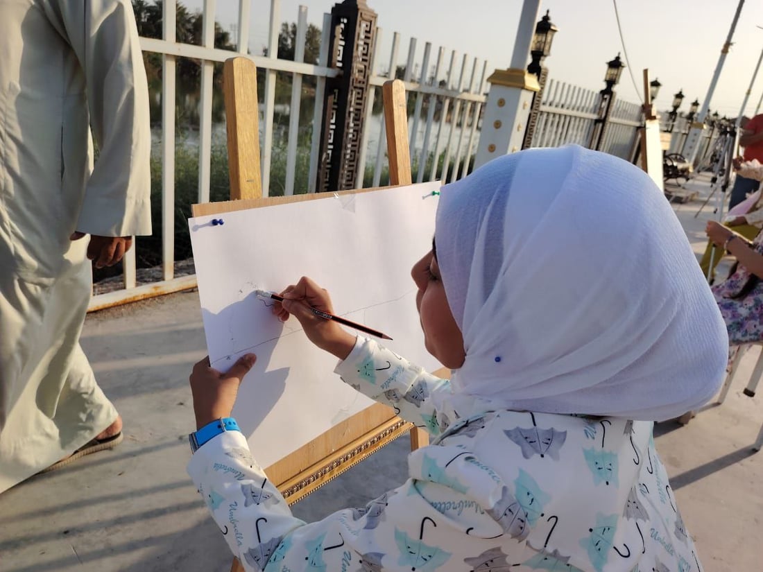 أطفال سوق الشيوخ لن ينسوا هذا اليوم.. تنفسوا ورسموا الشط والنخلة بعيداً عن الآيباد!