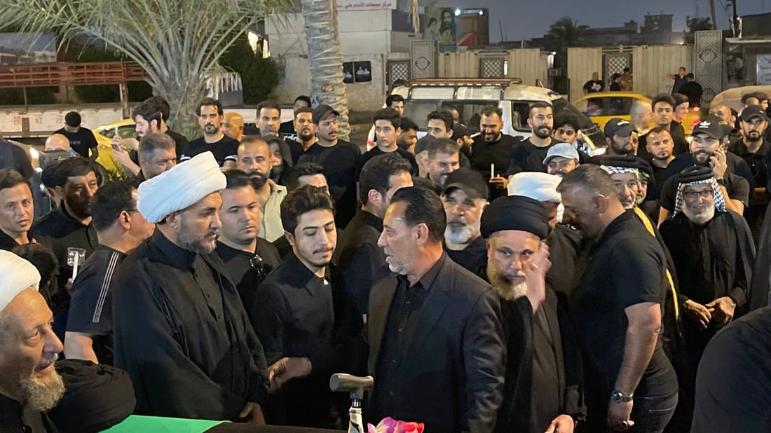 صور ليلية من مدينة الصدر.. حشود تحمل الشموع والتابوت الرمزي في ساحة مظفر