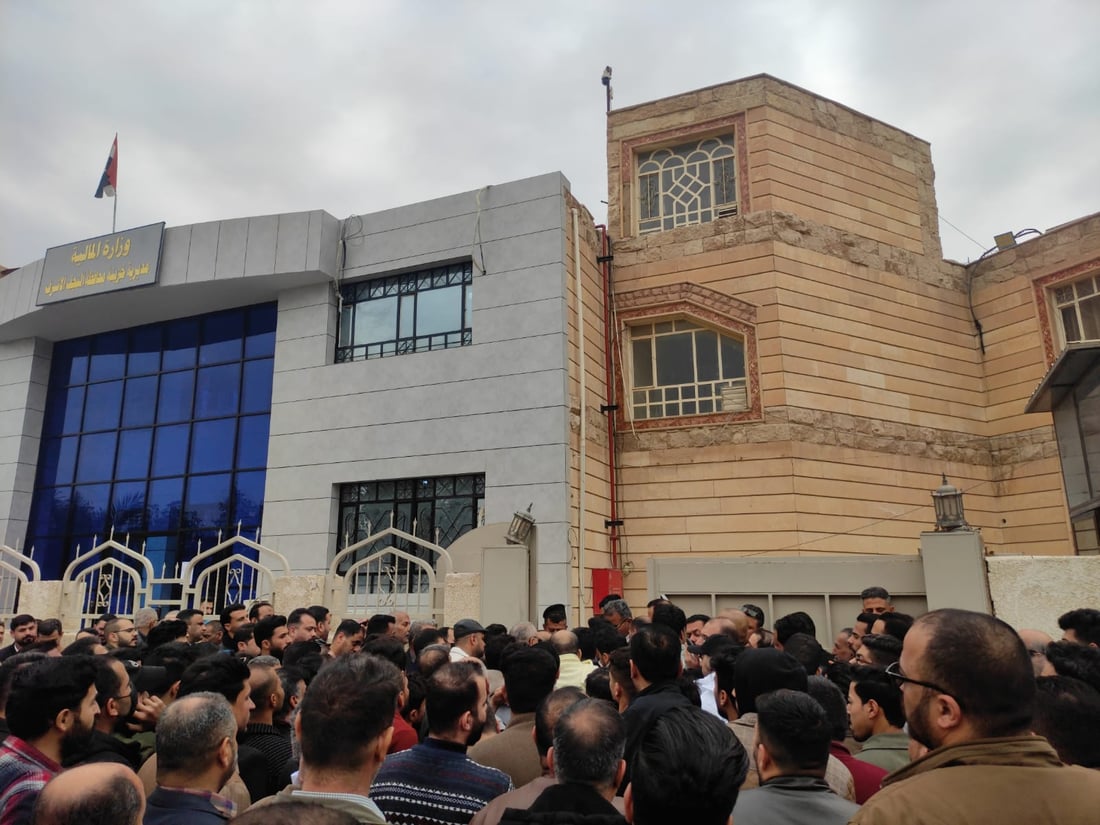 ازدحام أمام خزينة الدولة.. موظفو اقتراع النجف ينتظرون صرف مستحقاتهم (صور)