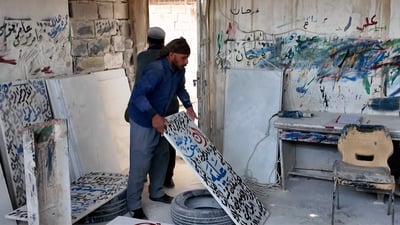 خطاط القبور النجفي ينقش وروحه تتألم.. خربشة الثمانين انتهت ودخلنا تقنية أوربا