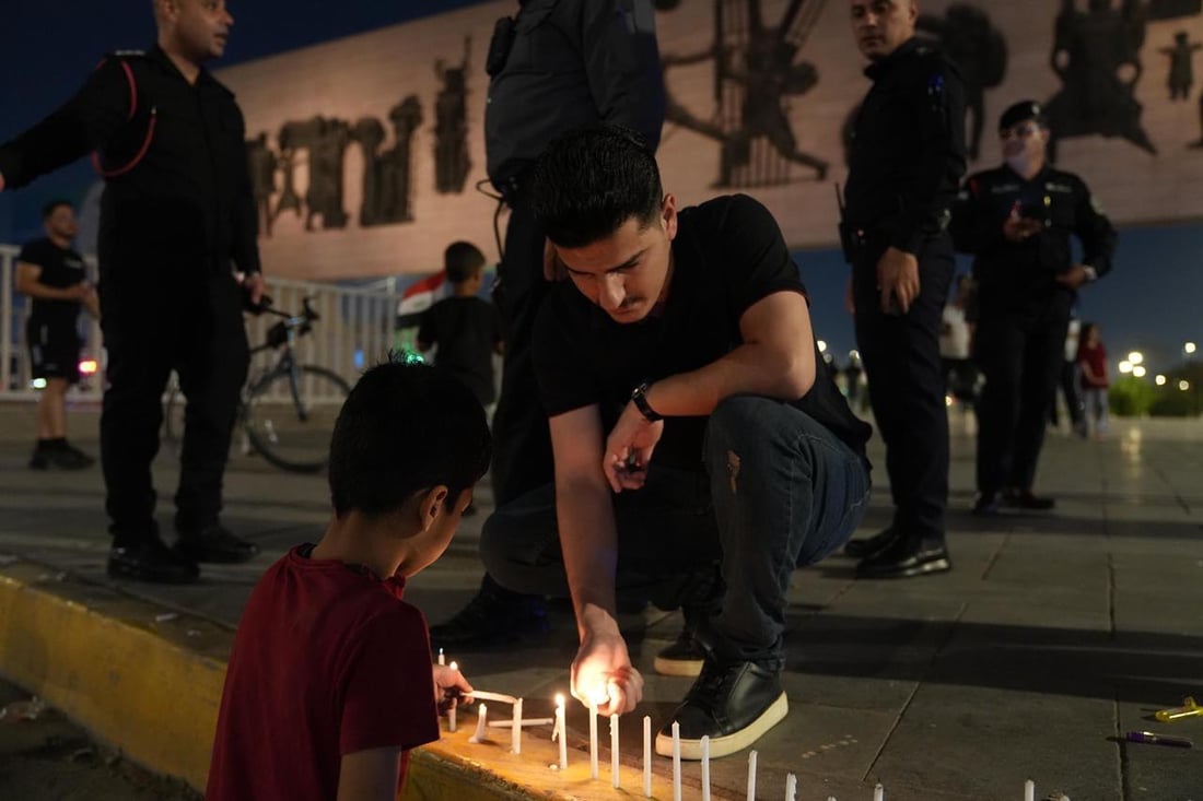 حزن تحت نصب التحرير.. ناشطون يوقدون الشموع في الذكرى السادسة لاحتجاجات تشرين