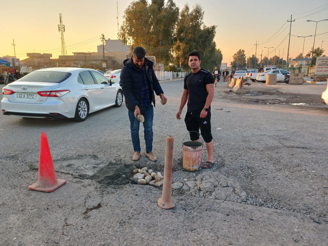 صور: متطوعون يقومون بدور البلدية الغائبة ويصلحون شارعاً مهماً في آلتون كوبري!