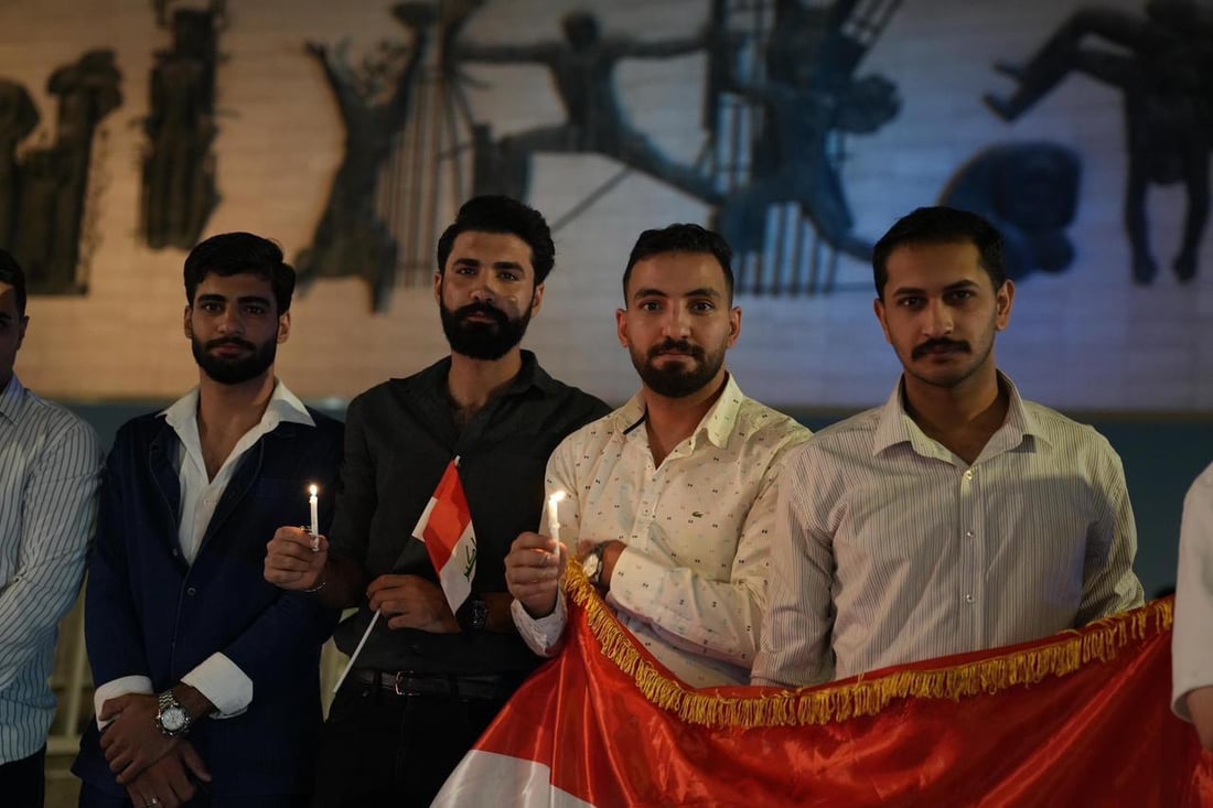 حزن تحت نصب التحرير.. ناشطون يوقدون الشموع في الذكرى السادسة لاحتجاجات تشرين