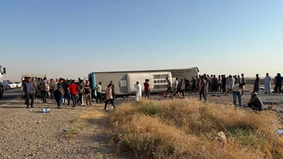 مشاهد مؤلمة.. حادث مروع بين باص سياحي يقل عوائل من بغداد و “تريلة” في نينوى