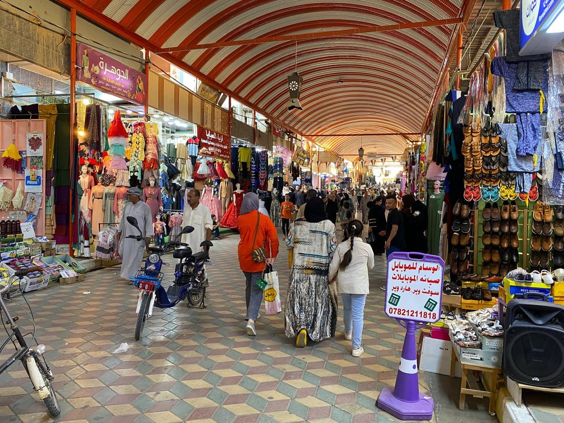 الزي العربي والحذاء الرياضي.. “موضة” عيد الأضحى هذا العام في هيت (صور)