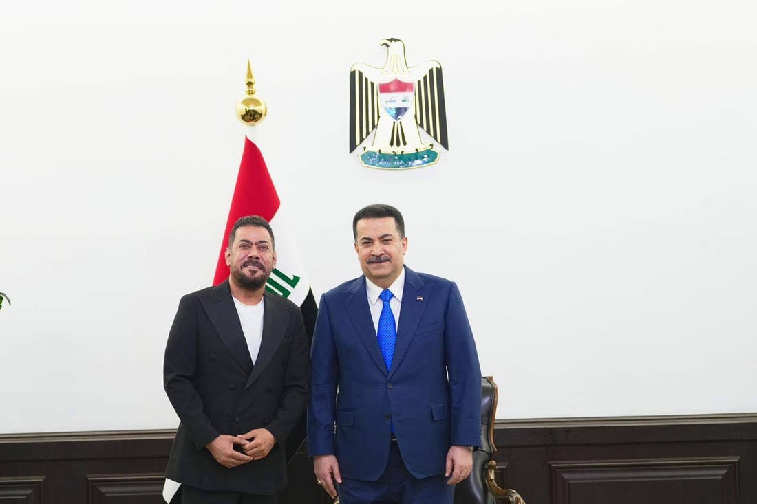 مهند محسن ومحمد عبدالجبار وعدد من الفنانين في مكتب السوداني