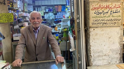 منذ عصر المغول.. آخر مجلدي سراي المتنبي يرممون الكتب وأقلام الحبر القديمة أيضاً