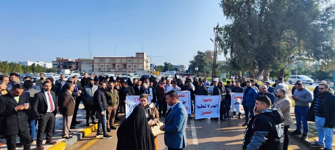 احتجاجات واسعة في النجف ضد إلغاء مخصصات الخدمة الجامعية