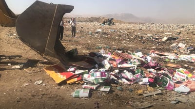 بڕێکی زۆر نایلۆنی چاپ کراو و کارتۆنی بەتاڵ لەناو بران