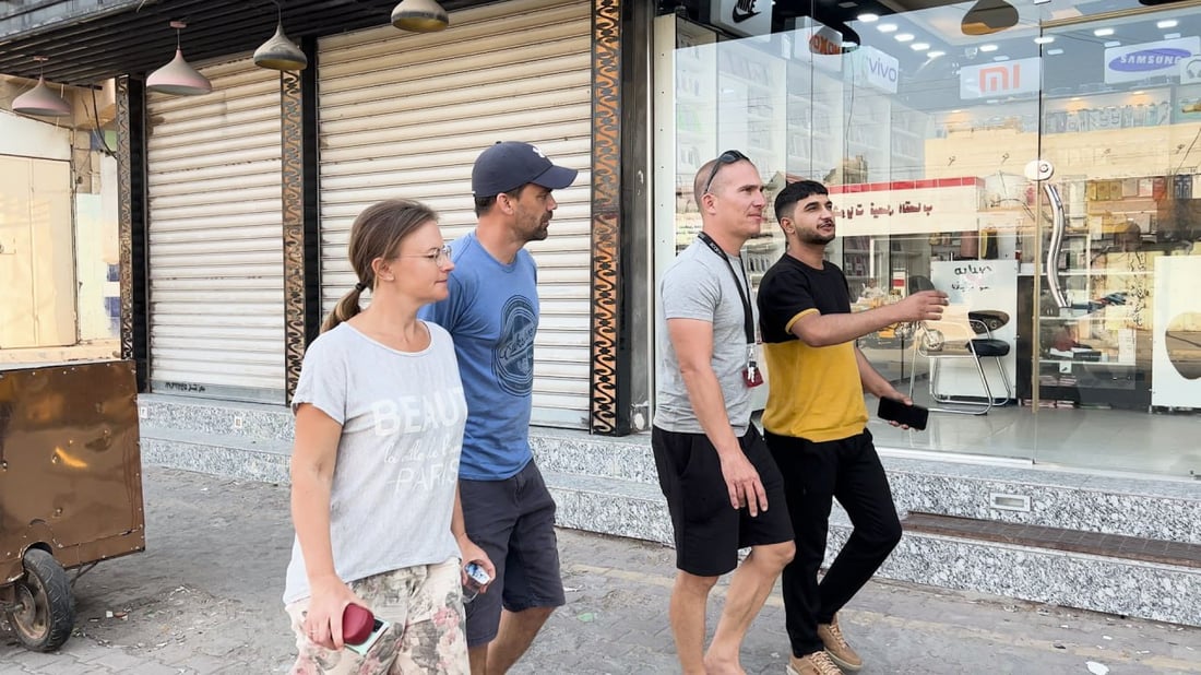 العراق آمن وجميل.. 3 نمساويين في البصرة يأكلون بالخمسة ويردون على سفير ألمانيا