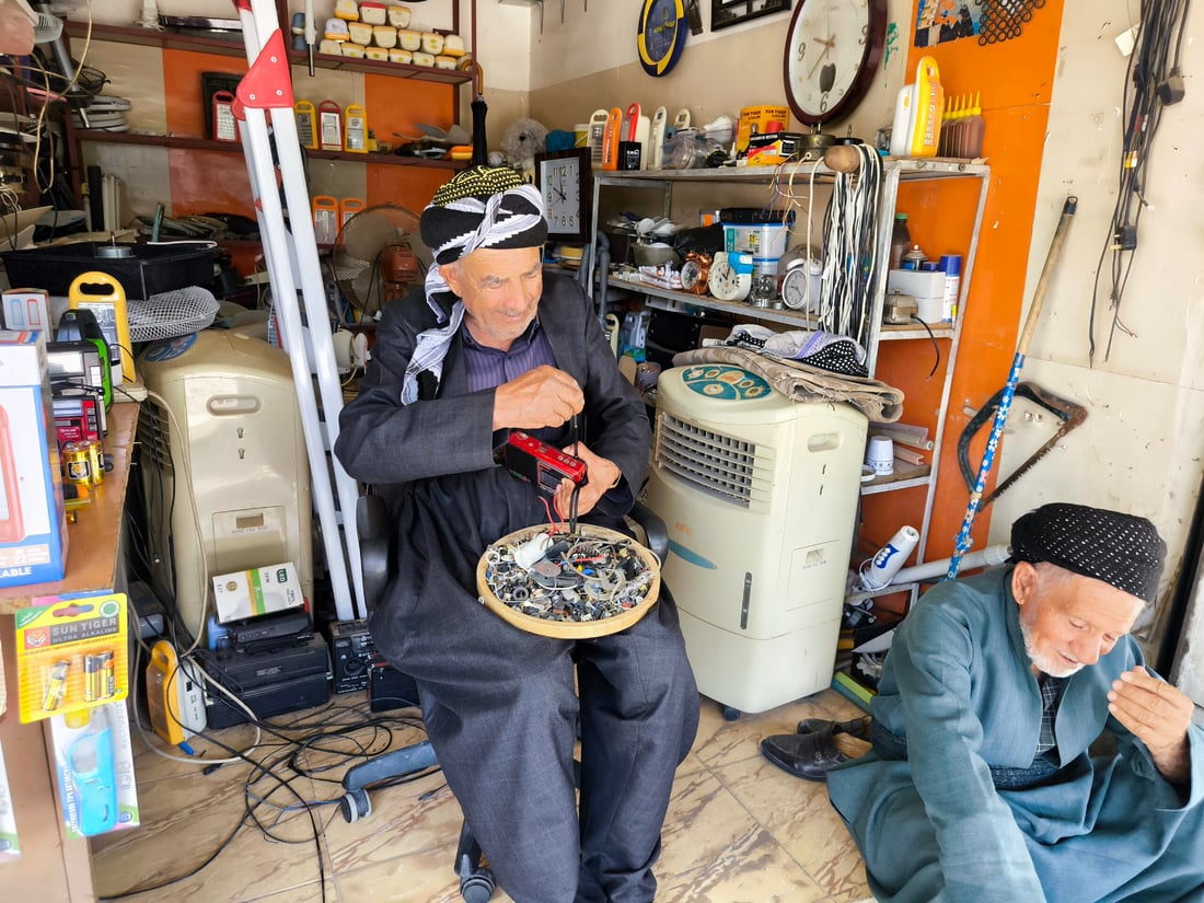 خوێندەواریی نییە و فێری چاککردنەوەی ئامێرە کارەباییەکان بووە 