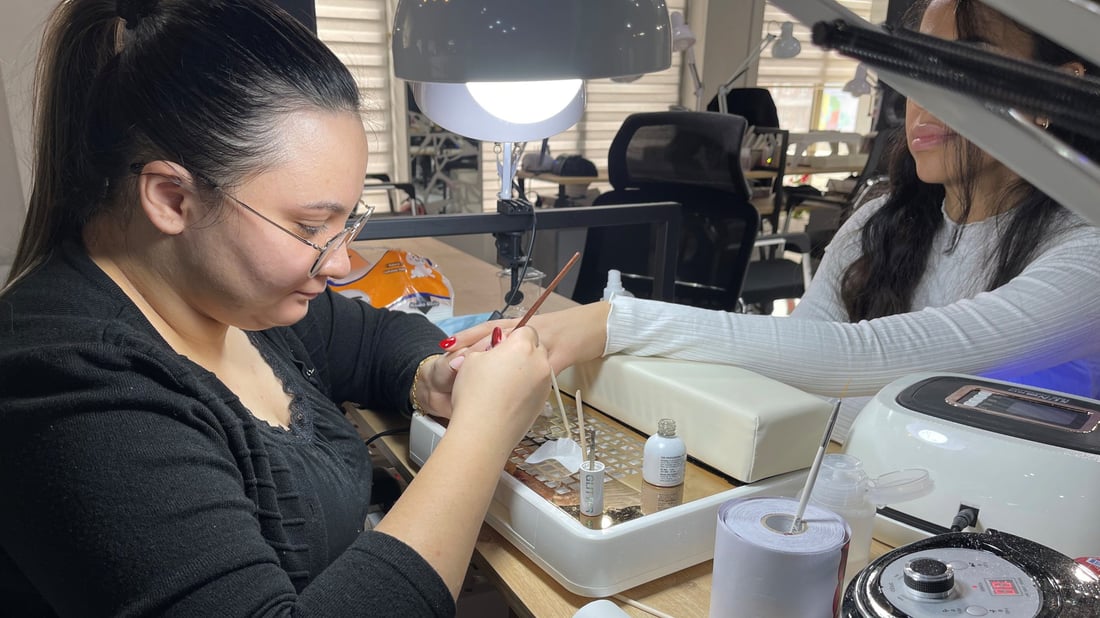 السليمانية: نساء أوكرانيا الأسرع والأعلى أجراً لدى مراكز تزيين الأظافر