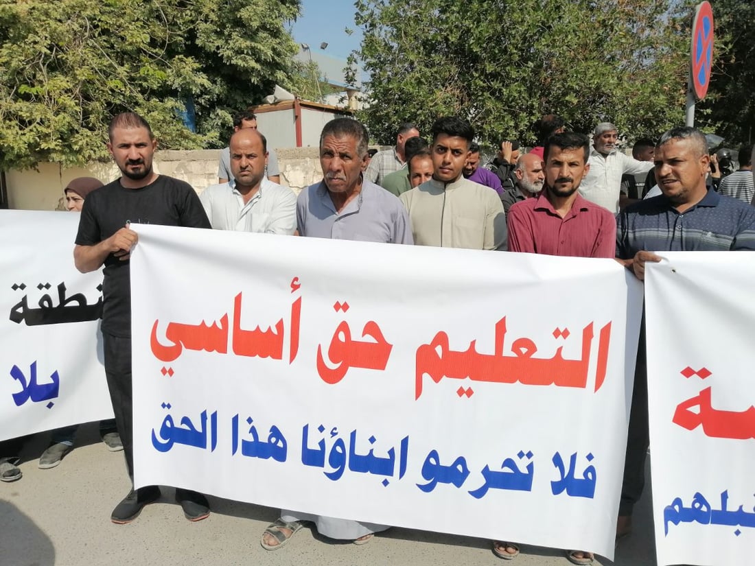 صور: الأمهات تظاهرن في “محيزم”.. لا مدارس سوى واحدة من “السندويتش بنل”!