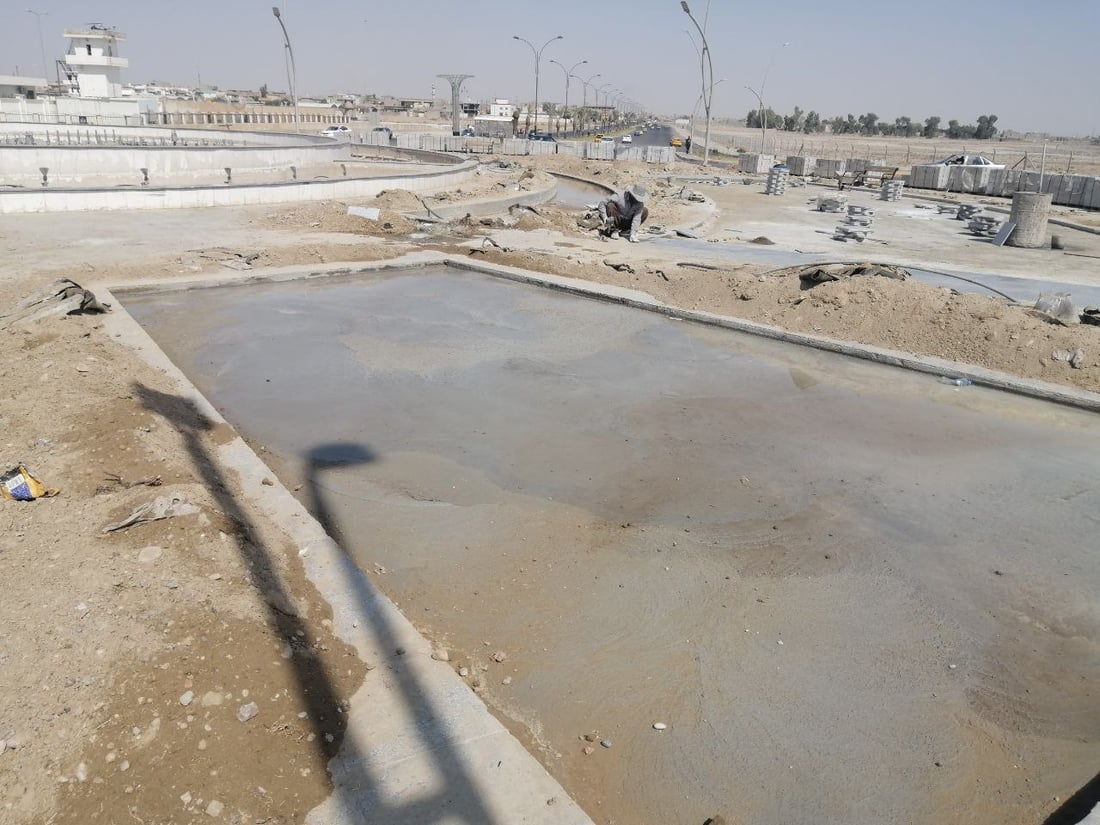 كركوك تحل أزمة النفايات في “فلكة النافورة” بطمر حديقتها بالصب والمرمر (صور)