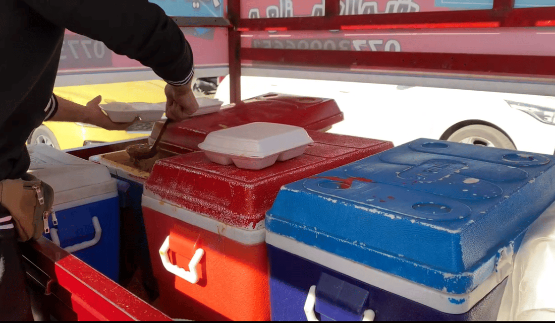 “تمن ومرق ودجاج” بـ 2000 دينار.. 10 عربات تشبع الجائعين في المنصور واليرموك (صور)