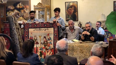 شاهد: سجادة من أصفهان في الأعظمية تلهب المزاد.. وأنتيكات مرصعة بالذهب