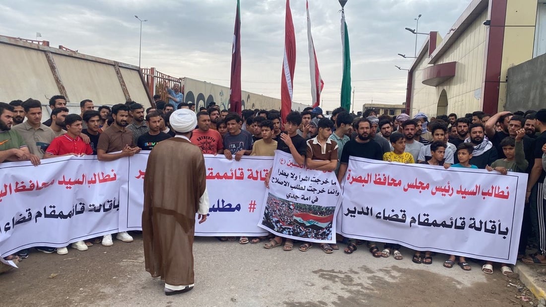 صور: الدير تكسر قرار إيقاف الاحتجاجات بتظاهرة كبيرة تطالب برحيل القائمقام