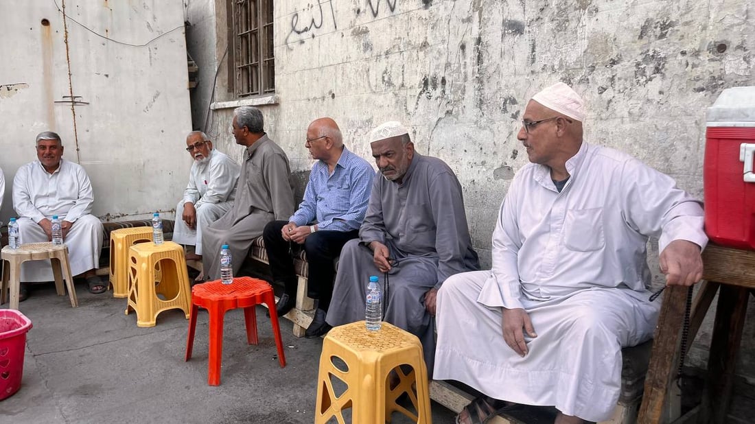 مقهى سمير يتابع “التطورات” عبر وتساب.. بعض ما يجري في “البصرة العثمانية”