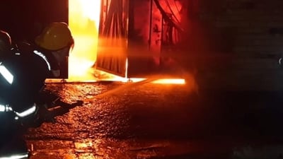 فرق الدفاع المدني تحاول إطفاء حريق مخزن أخشاب في الراشدية