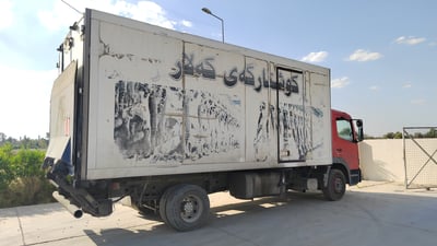 ئەوانەی قوربانی دەکەن ئاژەڵەکانیان بۆ سەردەبڕن و دەیبەنەوە پێش ماڵەکانیان